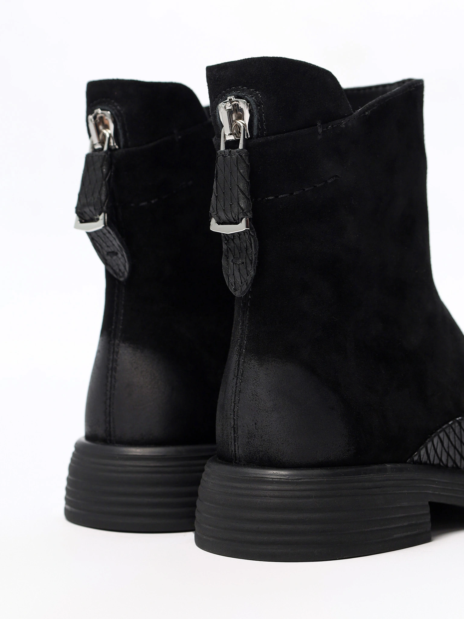 Ботинки черного цвета на низком широком каблуке